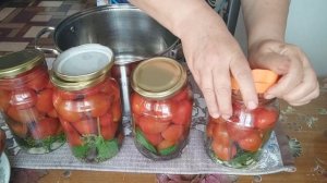 Вкуснейшие маринованные помидоры с базиликом. Готовить легко и просто. Попробуйте.