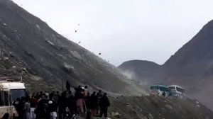 Пакистан Камнепад на горной дороге