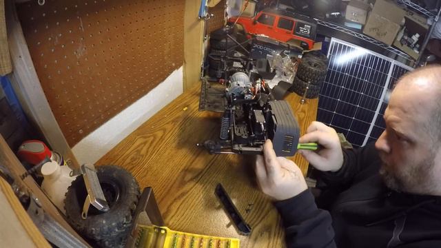 axial scx10 ii rubicon wrangler : inner fender kit install смотреть онлайн