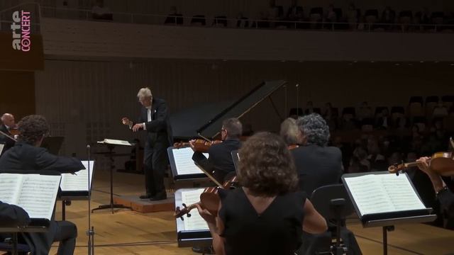 Beethoven: Piano concerto no. 1 in C major, op. 15 | Martha Argerich & Lucerne Festival Orquestra смотреть онлайн