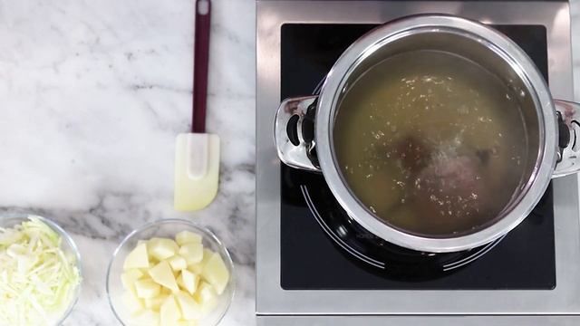 Сытный горячий борщ с говядиной смотреть онлайн