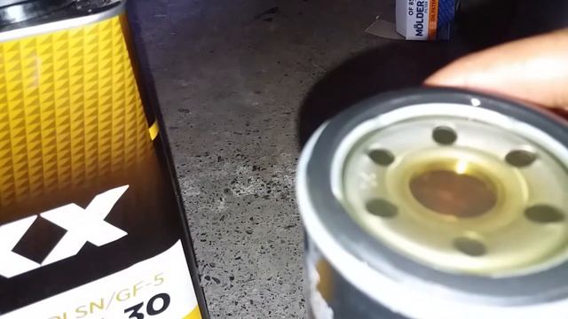 Как поменять масло в двигателе! Без ямы в гараже.  Меняю масло на киа сефия 2000 года! #18