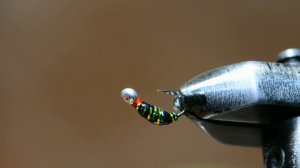 мушка на хариуса с алмазной оплеткой под уф гель лаком