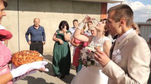 Что говорят родители, встречая молодожёнов с хлебом солью.