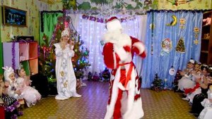 Необыкновенный танец Деда Мороза в детском саду!
