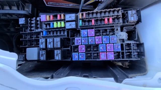 Ford Taurus - REAR DEFROSTER FUSE AND RELAY LOCATION (2013 - 2019) смотреть онлайн