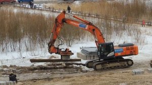 Экскаватор будет шпунт устанавливать