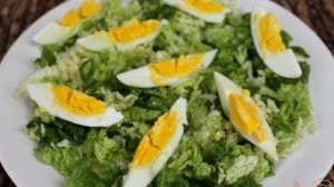 Салат из пекинской капусты с оливками и яйцом