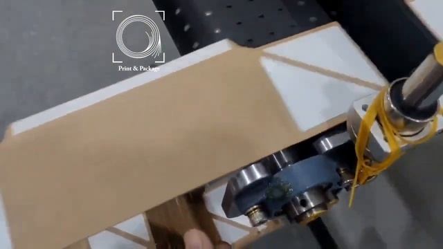 Аппликатор этикетировщик для нанесения двухстороннего скотча на заготовку коробки