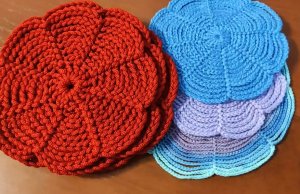 Вязание крючком: Простая вязаная салфетка, сервировочная подставка под чашки