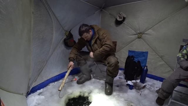 МАЛЫШ И "МОНСТРЫ"! Как сын учил отца рыбу ловить. смотреть онлайн