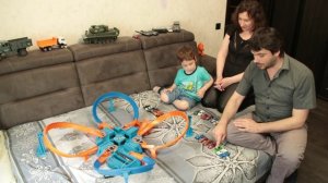 Играем в Трек Hot Wheels Опасный перекресток