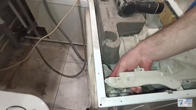 Ремонт стиральной машинки indesit. Самопроизвольно набирается вода в барабан.#ремонтсма# indesit