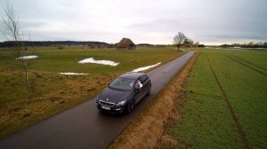 Reute  дрон летит за машиной сам