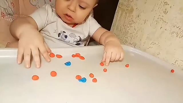 Игры для малышей. 1-1,5 года. Игры с тестом для лепки. смотреть онлайн