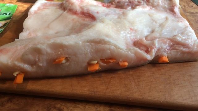 Рулет из тонкого сала.