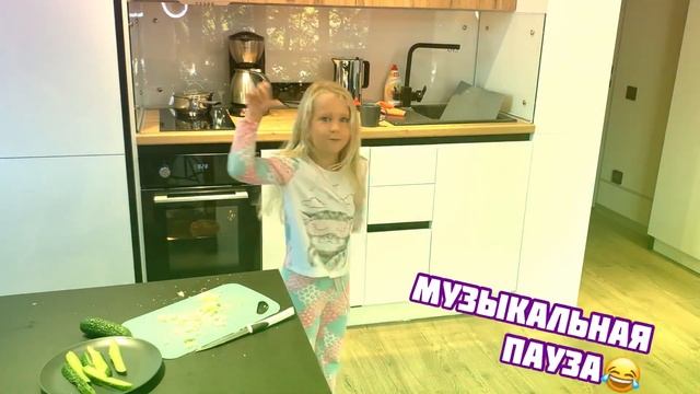 ГОТОВИМ ХОТ-ДОГИ ДОМА! Мира кормит папу