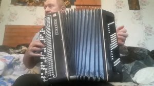 Люди бродят вдоль по улицам беспечно.