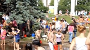 Купание в Фонтане ВДНХ