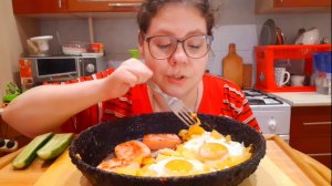 Мукбанг с советской сковороды Картошечка жареная, Яичница Глазунья, Ветчина жареная