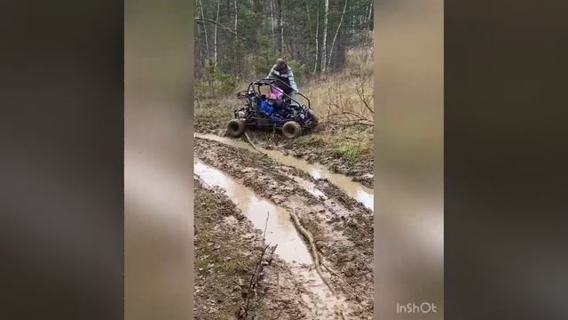 Девочка гоняет на багги по бездорожью. (детский багги GO KART 125) смотреть онлайн
