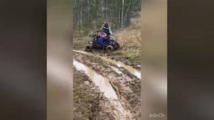 Девочка гоняет на багги по бездорожью. (детский багги GO KART 125)