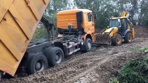 Экскаватор - погрузчик JCB ВЫТАЩИЛ ИЗ ГРЯЗИ китайца. Трактор сила.
