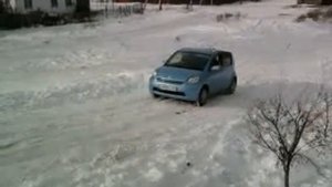 Toyota Passo штурмует снежную гору