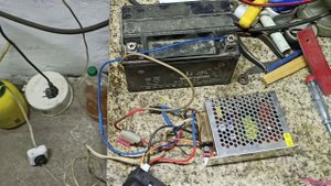 Зарядное устройство для зарядки аккумуляторов скутера или мотоцикла.