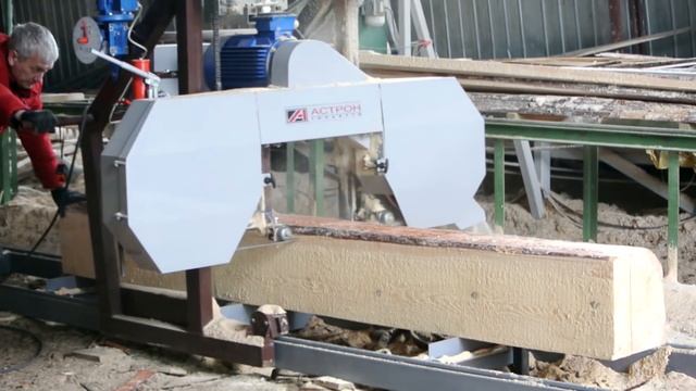 Видео пилорамы Астрон VZK-10. Пилим брус. 30 досок за 5 минут! смотреть онлайн