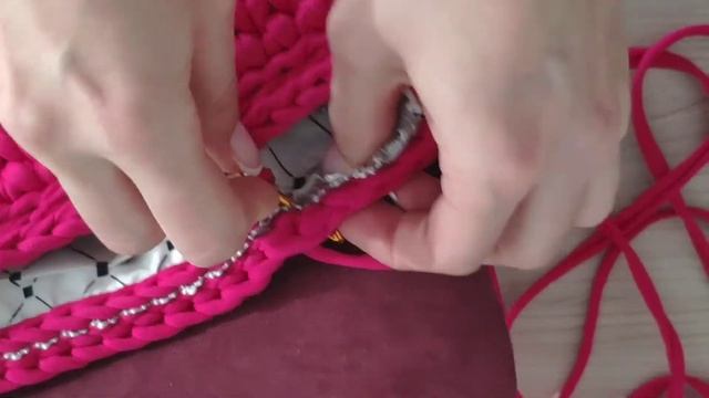Ввязывание подклада в сумку из трикотажной пряжи смотреть онлайн