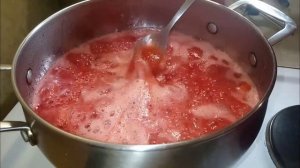 Клубничное ? варенье, очень желейное и совершенно прозрачное!