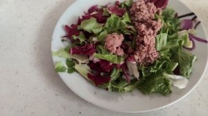 Легкий салат с тунцом и овощами.