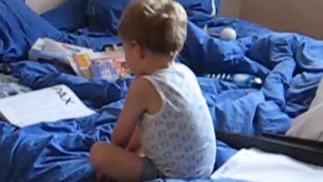 Женя помогает Степе собирать шкаф.AVI смотреть онлайн