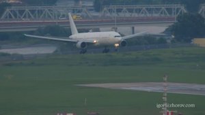 1I_176_182Боинг 777 авиакомпании Nordwind Airlines приземляется ранним утром в аэропорту Сочи.