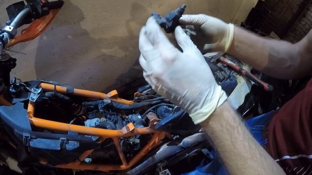 Чистка форсунки на мотоцикле KTM 690 Enduro R своими руками смотреть онлайн