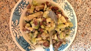 Салат из красной фасоли, огурцов и яиц с кириешками