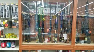 Продажа оружия и патронов в американском универмаге.