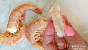 Салат с авокадо, креветками и манго