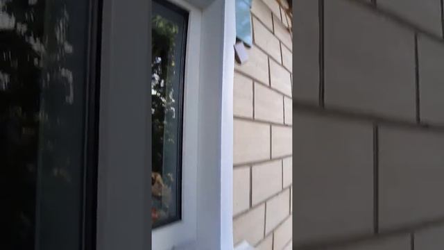 Теплый откос из сендвич панели на улице
