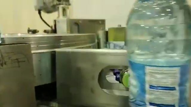 Нанесение этикетки на бутылку с водой полипропилен тестовый запуск ЭМ-32 до 3000 бутылок в час