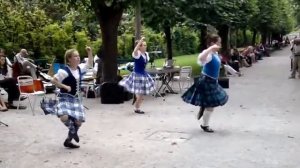 Salzburg: Scottish dance in Mirabell garden / шотл. танцы в саду Мирабелл