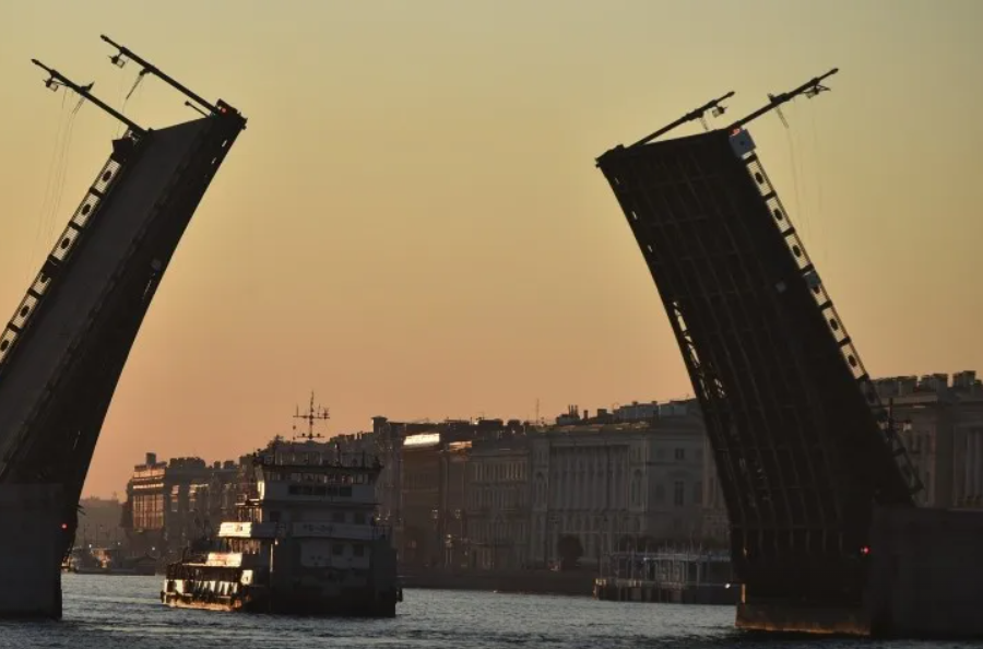 Исключительный случай: мосты в Петербурге разведут днем
