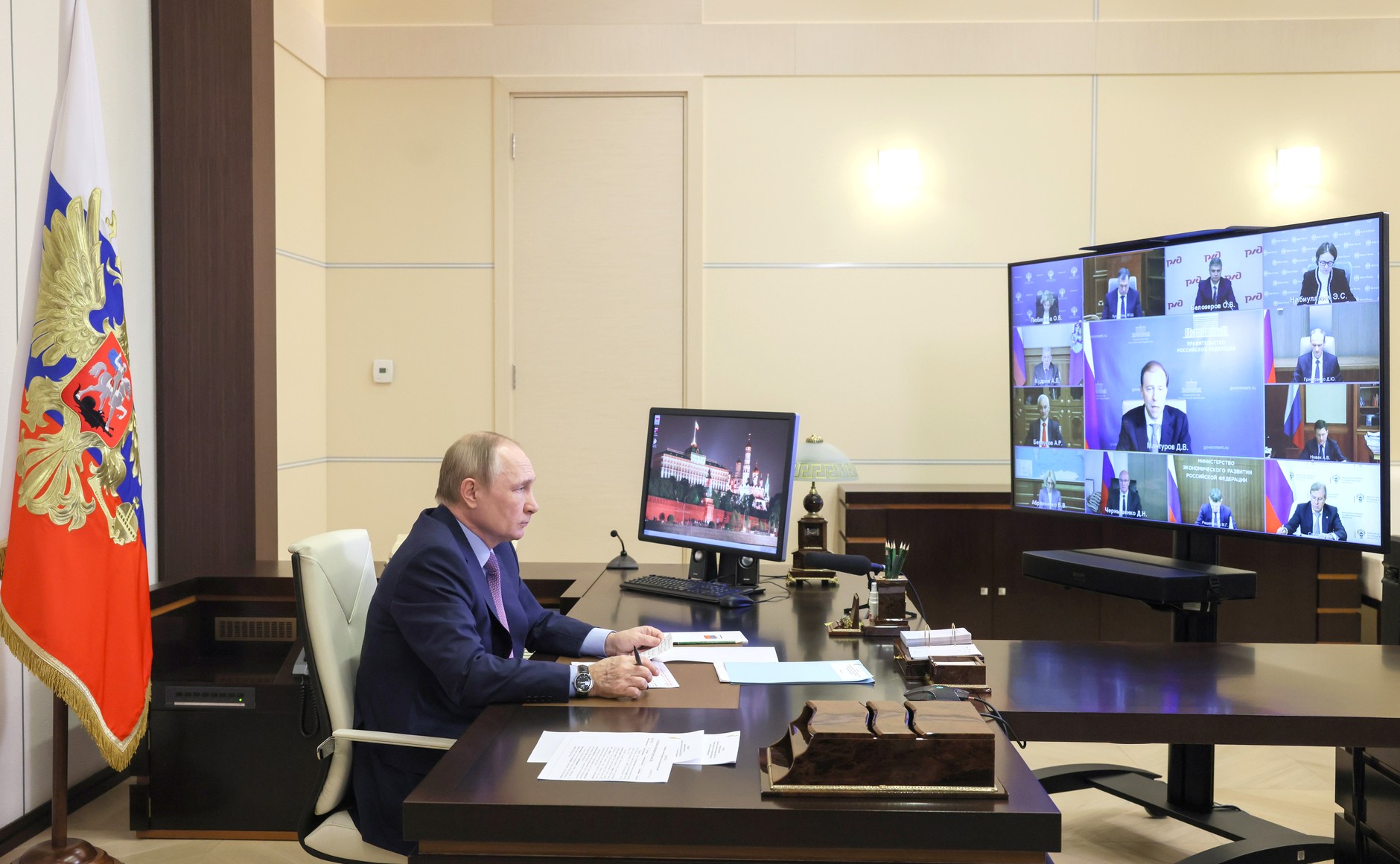 16 ноября В.Путин провел видеоконференцию с членами правительства.