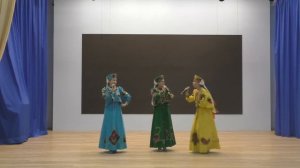 При народе, в хороводе