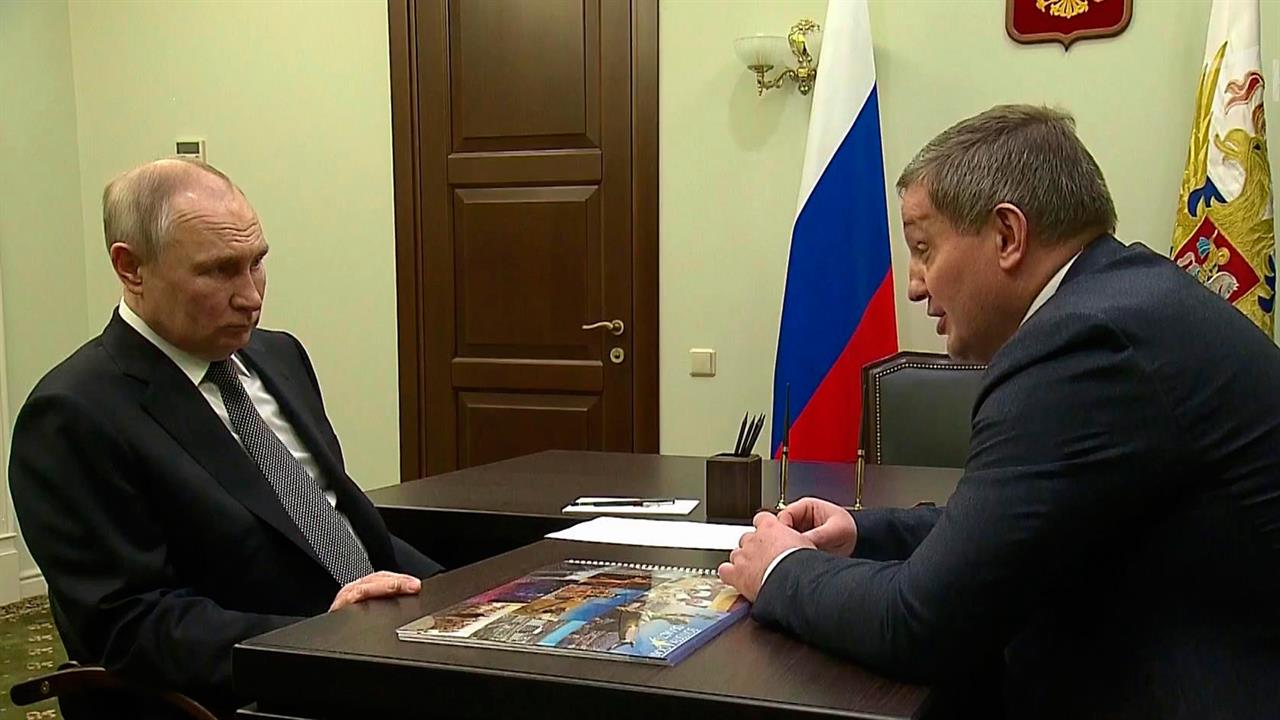 Владимир Путин и губернатор Волгоградской области обсудили газификацию и рост инвестиций в регионе
