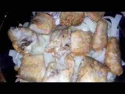 жаренная рыба в тушёном луке