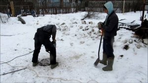 Начальный этап монтажа фундамента зимой пробой мерзлой земли отбойным молотком