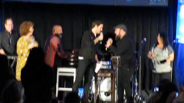 Colin O'Donoghue singing at BurCon 2018 смотреть онлайн