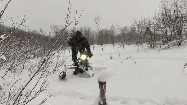 #Мотобуксировщик с лыжным модулем. Выезд по глубокому снегу.